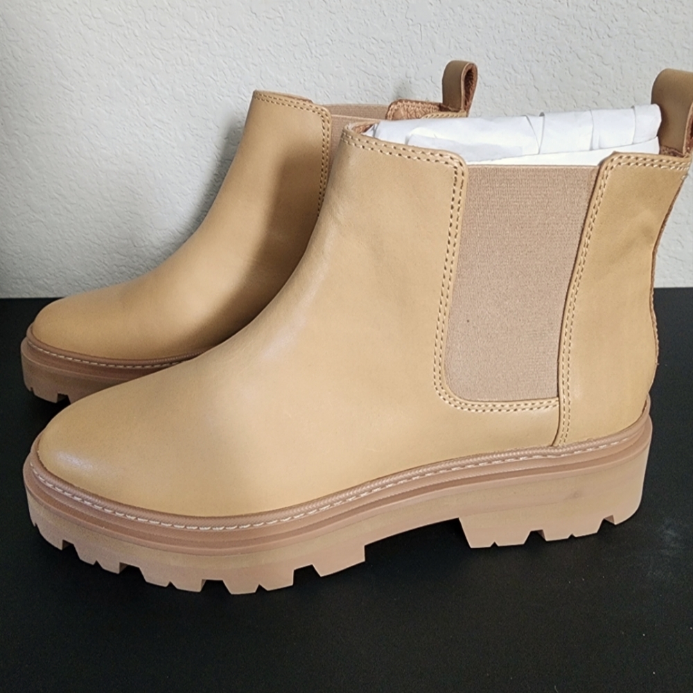 Madewell NWOT camel Chelsea boot